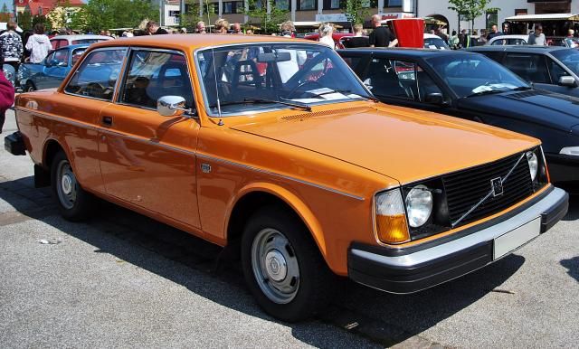 1976_Volvo_242_DL_in_orange_zps44a9507a.