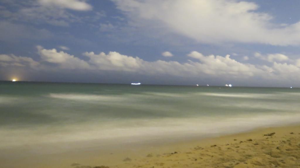 IMAGE: http://i498.photobucket.com/albums/rr348/earthboar/shipsatnight.jpg